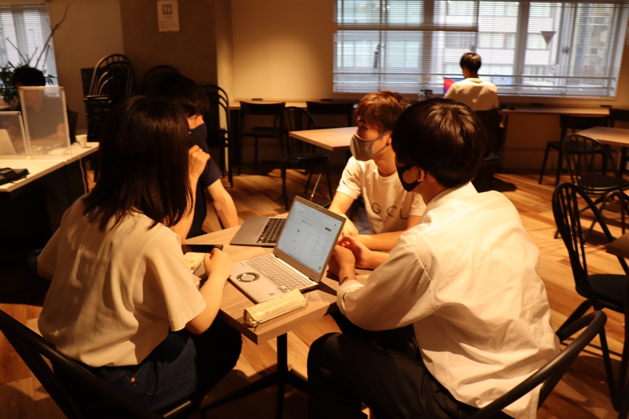 マスクをつけながら社内ミーティングが当たり前に。